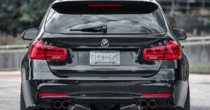 découvrez la bmw série 3, l'alliance parfaite entre performance sportive, élégance et technologie avancée pour une expérience de conduite exceptionnelle.