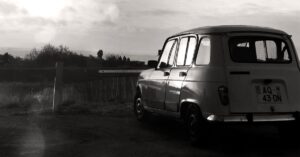 découvrez les tarifs de la renault 4 électrique, la voiture iconique revisitée en version 100 % électrique, alliant design vintage et technologie moderne.