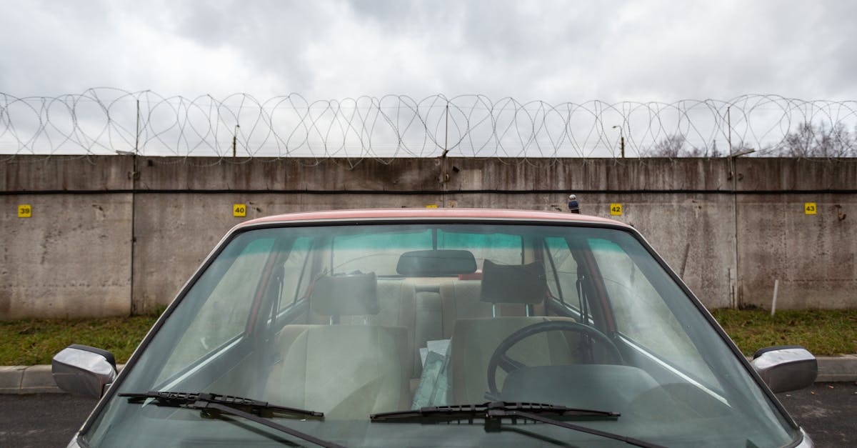 découvrez notre sélection de balais d'essuie-glace de haute qualité pour une visibilité optimale et une conduite en toute sécurité par tous les temps.