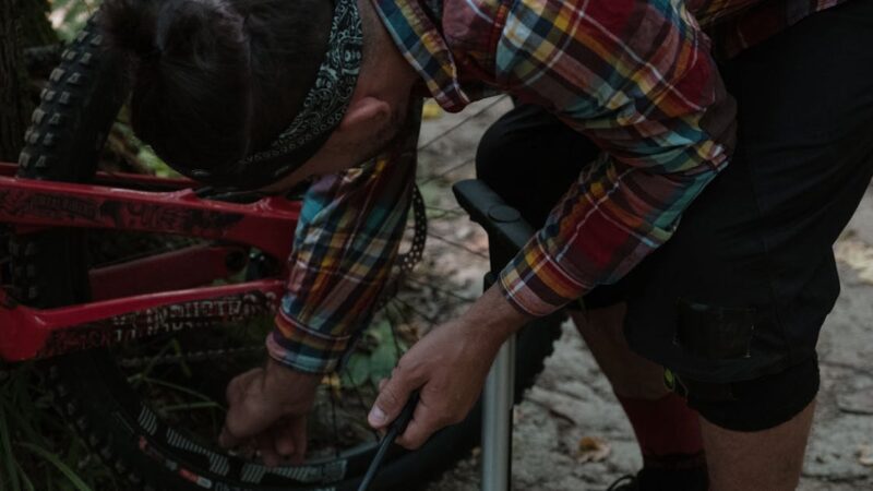 Les clés pour un gonflage optimal de vos pneus : vérifiez la pression, évaluez l’usure et découvrez les risques d’un mauvais entretien