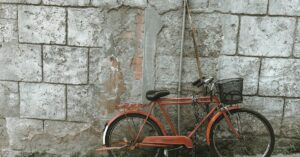 découvrez comment éliminer efficacement les mauvaises odeurs de votre antivol de vélo et garder votre équipement propre et frais.