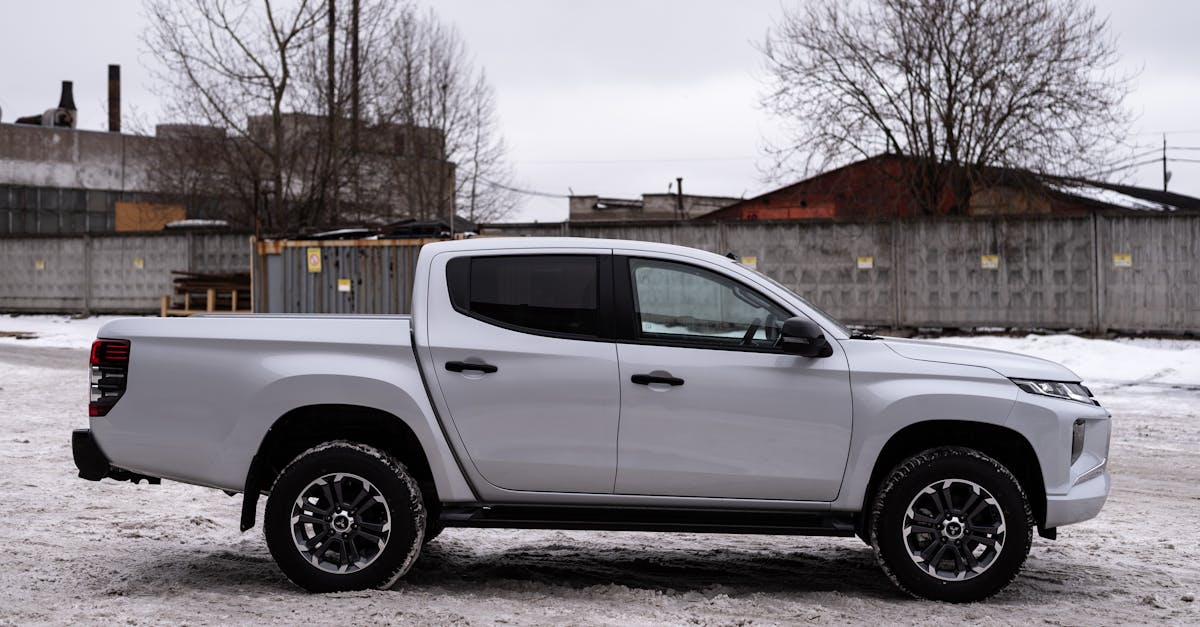 découvrez le mitsubishi l200, un pick-up robuste et polyvalent, idéal pour les travaux exigeants et les aventures tout-terrain. performances, confort et technologie au rendez-vous.