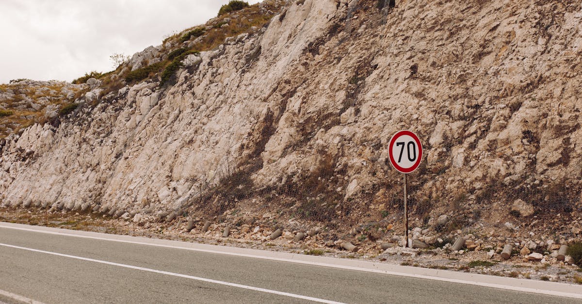 découvrez notre guide complet des limites de vitesse, incluant les règles pour chaque type de route et véhicule afin d'assurer votre sécurité et respecter la législation en vigueur.