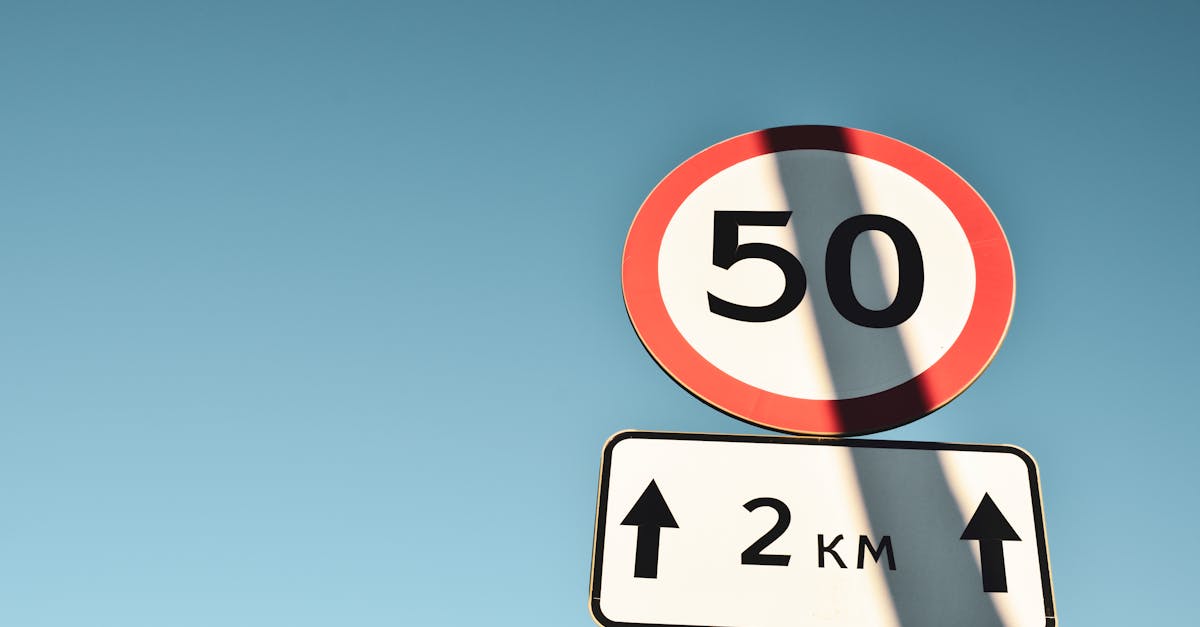 découvrez notre guide complet des limitations de vitesse pour une conduite sûre et conforme à la réglementation routière.