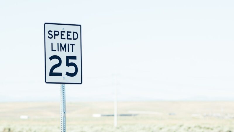 Guide complet des limitations de vitesse sur l’ensemble du réseau routier