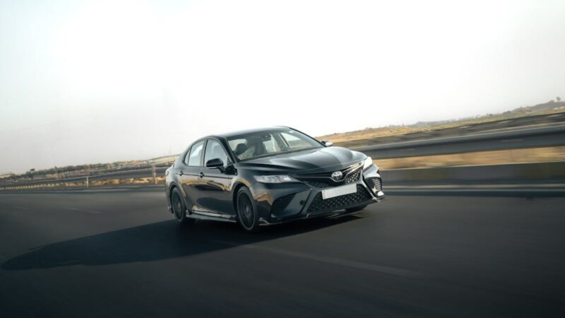 découverte de la nouvelle toyota camry : une berline qui allie élégance et performance